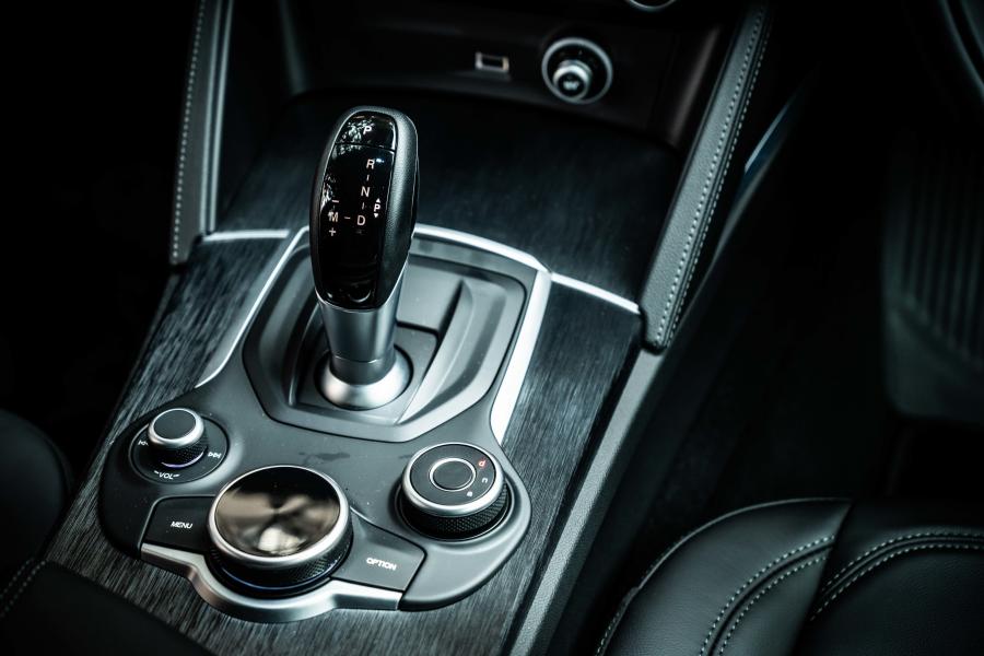 Детали интерьера Alfa Romeo Stelvio (949) 2018 года  (JP) (фото 8 из 32)